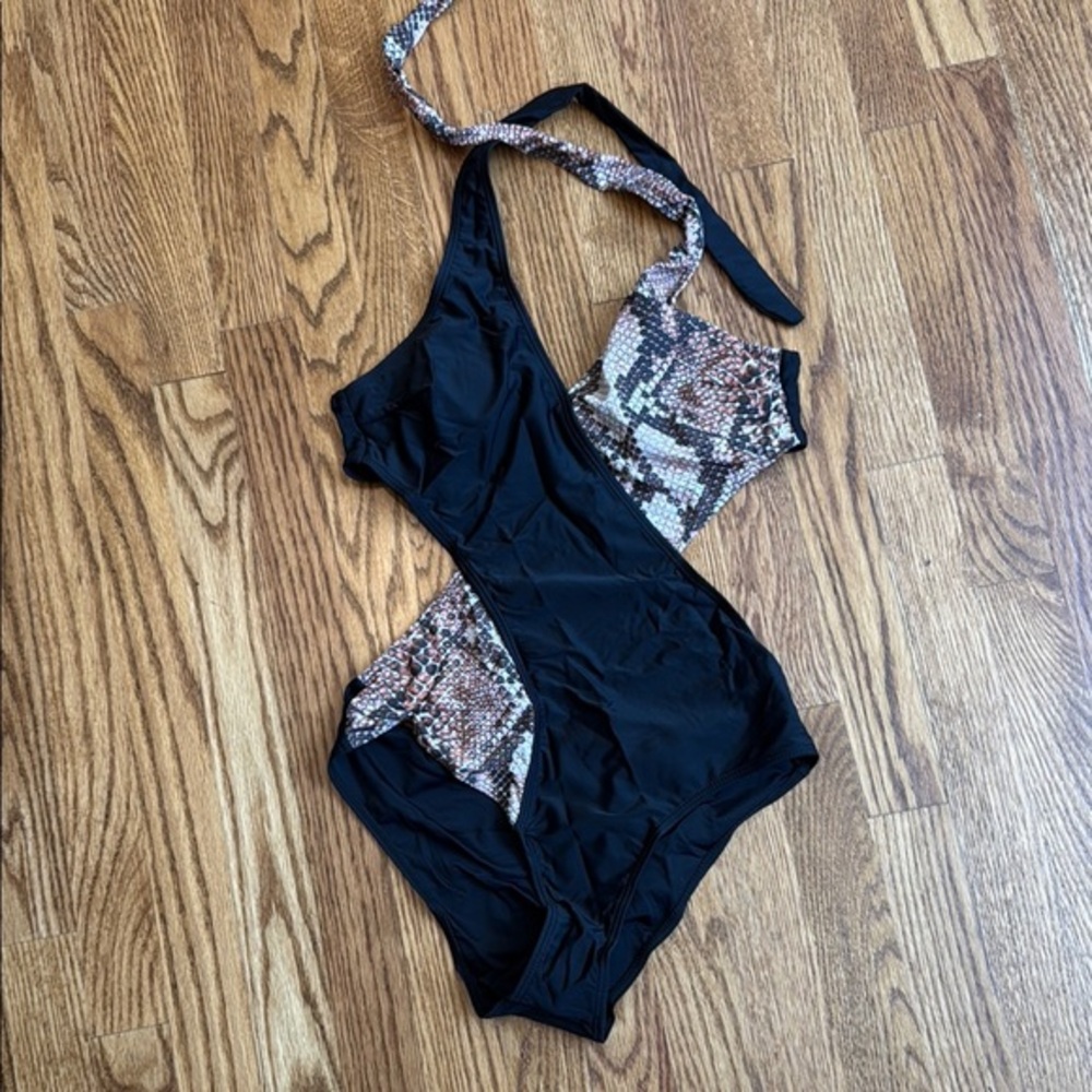 One piece, snake skin look, black bathing suit